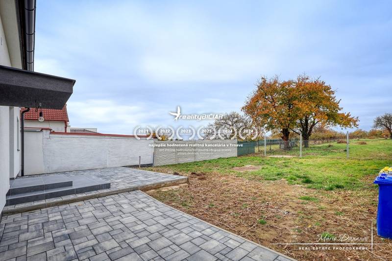 3-izbový moderne zrekonštruovaný rodinný dom v obci Jaslovské Bohunice - Exteriér rodinného domu na Orechovej ulici v Jaslovských Bohuniciach s terasou a záhradou.