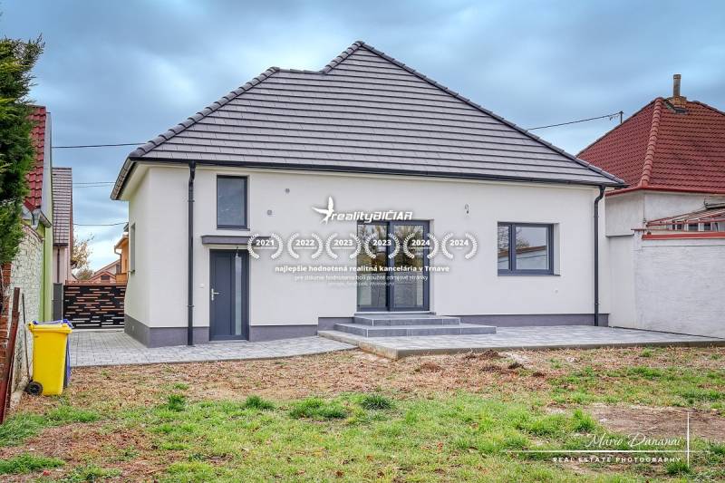 3-izbový moderne zrekonštruovaný rodinný dom v obci Jaslovské Bohunice - Rodinný dom na Orechovej ulici v Jaslovských Bohuniciach s trávnatým dvorom a spevnenými chodníkmi.