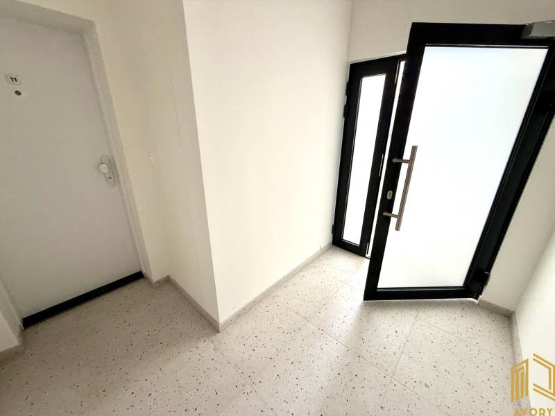 NOVÝ 2 - IZB. BYT (63m2), SENICA - SADOVÁ - Vstupná chodba v 2-izbovom byte s presklenými dverami.