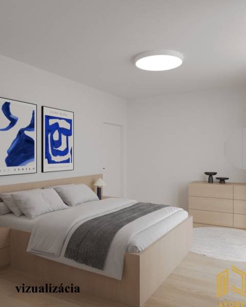 NOVÝ 2 - IZB. BYT (63m2), SENICA - SADOVÁ - Svetlá spálňa v 2-izbovom byte s dreveným dekorom podlahy a obrazmi na stene.