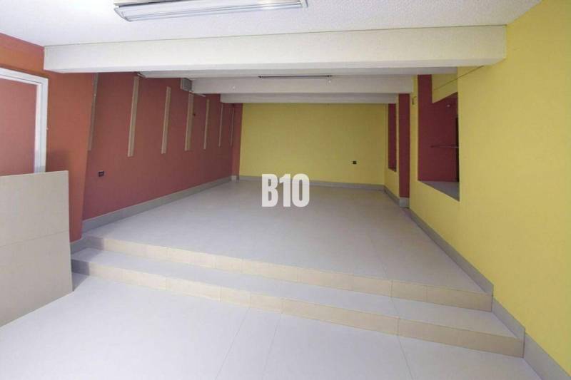 PRENÁJOM: Obchodný priestor 111m2 v centre Čadce - Obchodné priestory s farebnými stenami a schodmi, podlaha s hladkým povrchom.