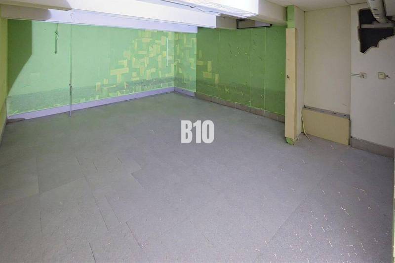 PRENÁJOM: Obchodný priestor 111m2 v centre Čadce - Obchodné priestory s betónovou podlahou a zelenými stenami.