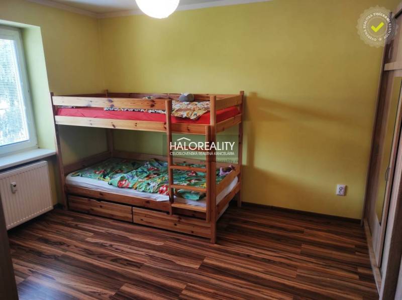 Prenájom, trojizbový byt Prievidza, Staré Sídlisko, ... - Detská izba s poschodovou posteľou, žltými stenami a podlahou s dreveným dekorom v 3-izbovom byte.