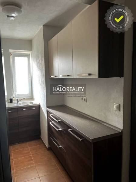 Prenájom, trojizbový byt Prievidza, Staré Sídlisko, ... - Kuchyňa v 3-izbovom byte s tmavými skrinkami a oknom.