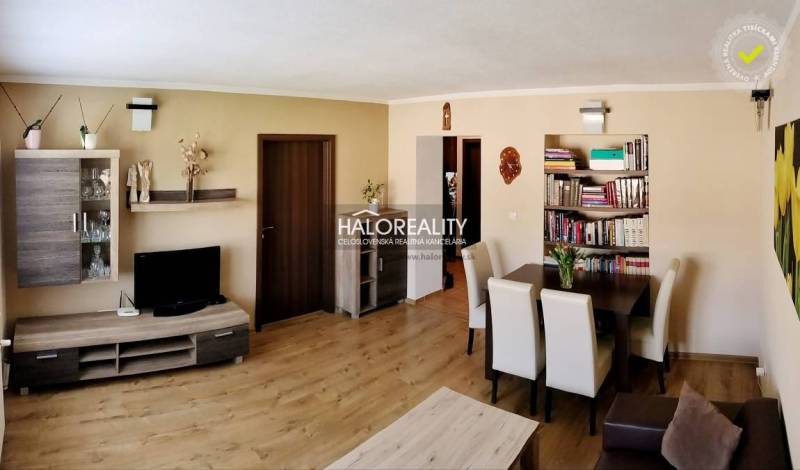 Prenájom, trojizbový byt Prievidza, Staré Sídlisko, ... - Obývacia izba 3-izbového bytu s podlahou s dreveným dekorom a jedálenským kútom.