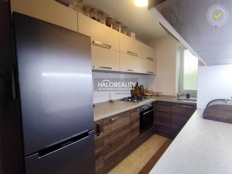 Prenájom, trojizbový byt Prievidza, Staré Sídlisko, ... - Kuchyňa v 3-izbovom byte s podlahou s dreveným dekorom a modernými spotrebičmi.