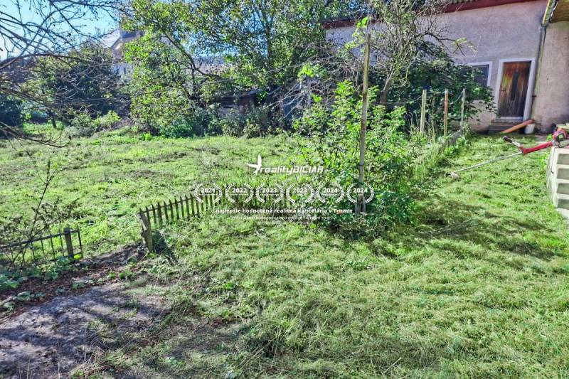 REZERVOVANÉ Starší 2-izbový rodinný dom v obci Dobrá Voda - Záhrada pri rodinnom dome v Dobrej Vode na ulici Dobrá Voda s pokosenou trávou.