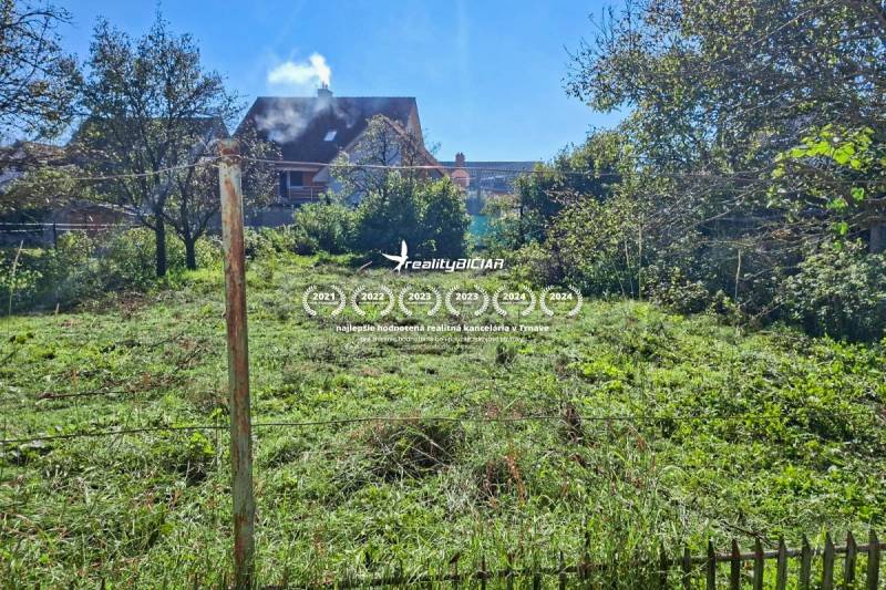 REZERVOVANÉ Starší 2-izbový rodinný dom v obci Dobrá Voda - Záhrada pri rodinnom dome na ulici Dobrej Vody v meste Dobrá Voda.