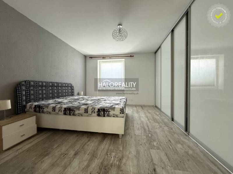 REZERVOVANÉ - Predaj, trojizbový byt Bošany - EXKLUZ... - Spálňa v 3-izbovom byte s drevenou podlahou a vstavanou skriňou.