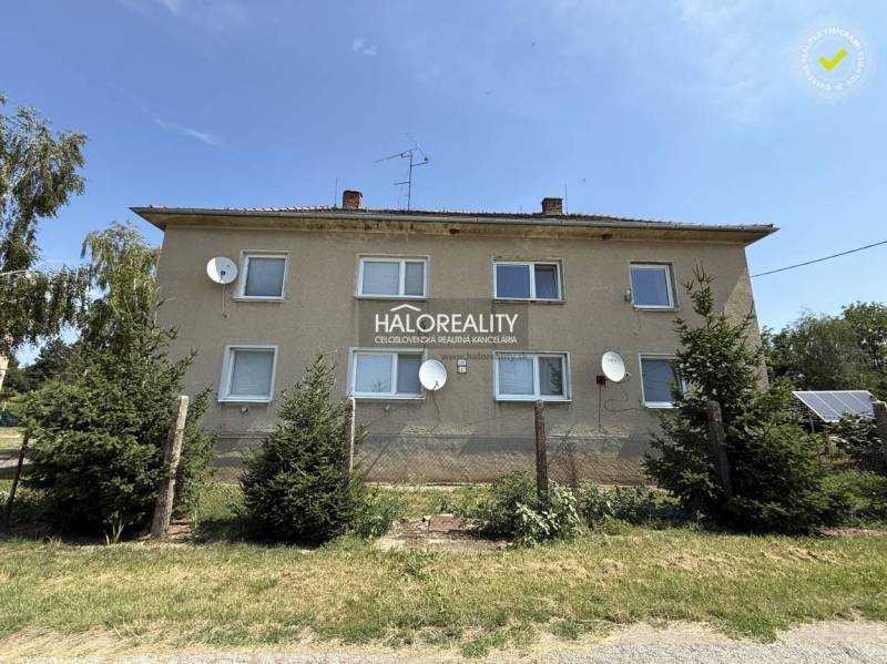 REZERVOVANÉ - Predaj, trojizbový byt Bošany - EXKLUZ... - Bytový dom obklopený zeleňou v Bošanoch s viacerými satelitnými anténami na fasáde.