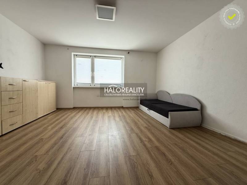 REZERVOVANÉ - Predaj, trojizbový byt Bošany - EXKLUZ... - Izba s drevenou podlahou, pohovkou a komodou v 3-izbovom byte.