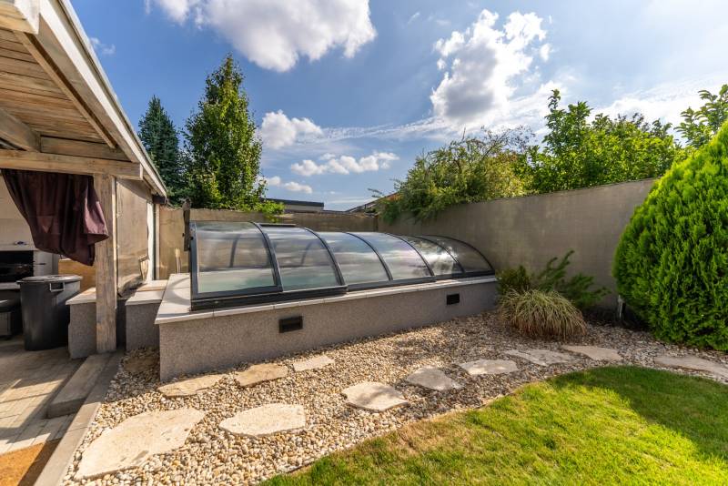 Moderný rodinný dom s bazénom v Trnave!!! - Záhrada rodinného domu na Jazdeckej ulici v Trnave s krytým bazénom a zeleňou.