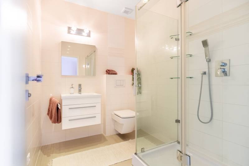 Moderný rodinný dom s bazénom v Trnave!!! - Kúpeľňa v rodinnom dome s umývadlom, sprchovacím kútom a toaletou.