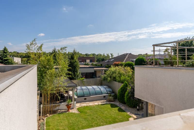 Moderný rodinný dom s bazénom v Trnave!!! - Záhrada rodinného domu na Jazdeckej ulici v Trnave s bazénom a zeleňou.