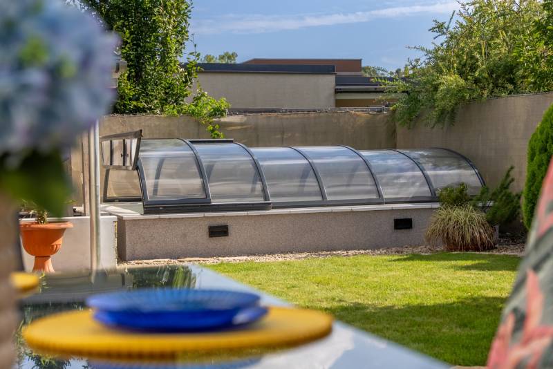 Moderný rodinný dom s bazénom v Trnave!!! - Záhrada s bazénom zakrytým preskleným prístreškom v 4-izbovom byte na Jazdeckej ulici v Trnave.