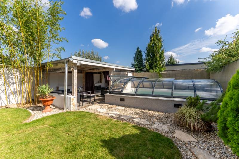 Moderný rodinný dom s bazénom v Trnave!!! - Záhrada rodinného domu na Jazdeckej ulici v Trnave s altánkom a zakrytým bazénom.