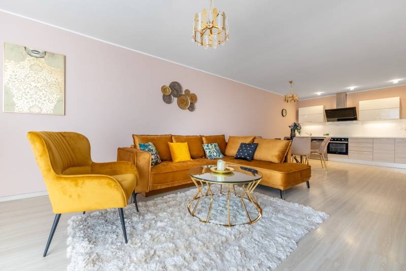 Moderný rodinný dom s bazénom v Trnave!!! - Obývacia izba v 4-izbovom byte s pohodlnou sedačkou a podlahou s dreveným dekorom.