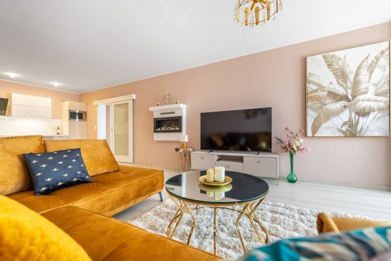 Moderný rodinný dom s bazénom v Trnave!!! - Obývacia izba s dekoratívnym obrazom, pohovkou a stolíkom v rodinnom dome.