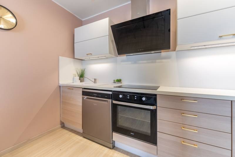 Moderný rodinný dom s bazénom v Trnave!!! - Kuchyňa v 4-izbovom byte s podlahou s dreveným dekorom a modernými spotrebičmi.