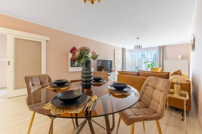 Moderný rodinný dom s bazénom v Trnave!!! - Mazací stôl s jedálenským prestieraním, v pozadí obývačka Rodinného domu.