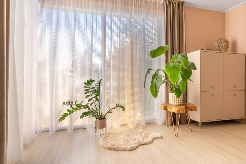 Moderný rodinný dom s bazénom v Trnave!!! - V Rodinnom dome je izba s podlahou s dreveným dekorom, kvetmi a skrinkou.