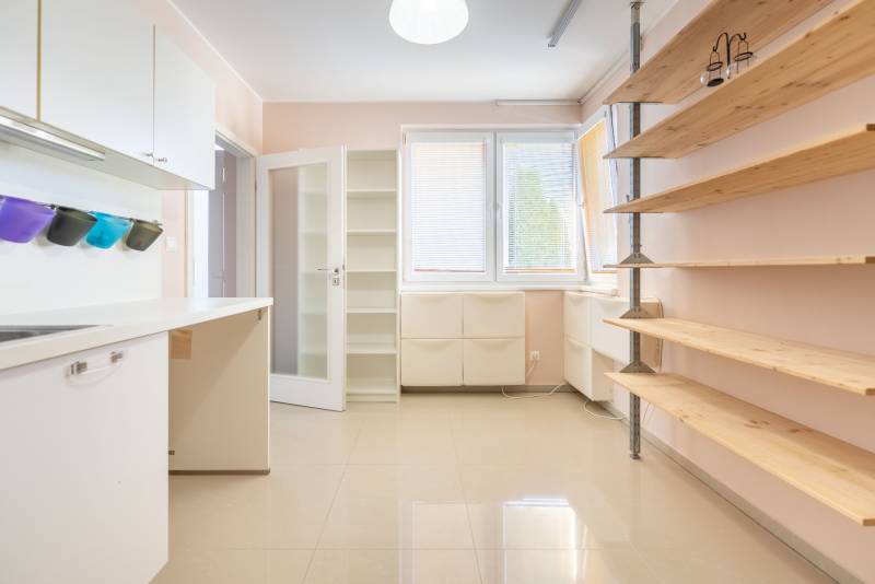 Moderný rodinný dom s bazénom v Trnave!!! - Interiér rodinného domu s policami, kuchynskou linkou a veľkými oknami s roletami.