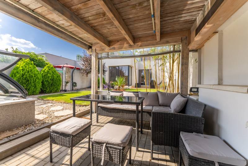 Moderný rodinný dom s bazénom v Trnave!!! - Terasa rodinného domu na Jazdeckej ulici v Trnave s ratanovým nábytkom a schovaným bazénom.