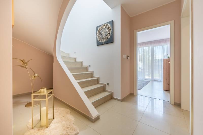 Moderný rodinný dom s bazénom v Trnave!!! - Schodisko s podlahou s dreveným dekorom v rodinnom dome so svetlou atmosférou.