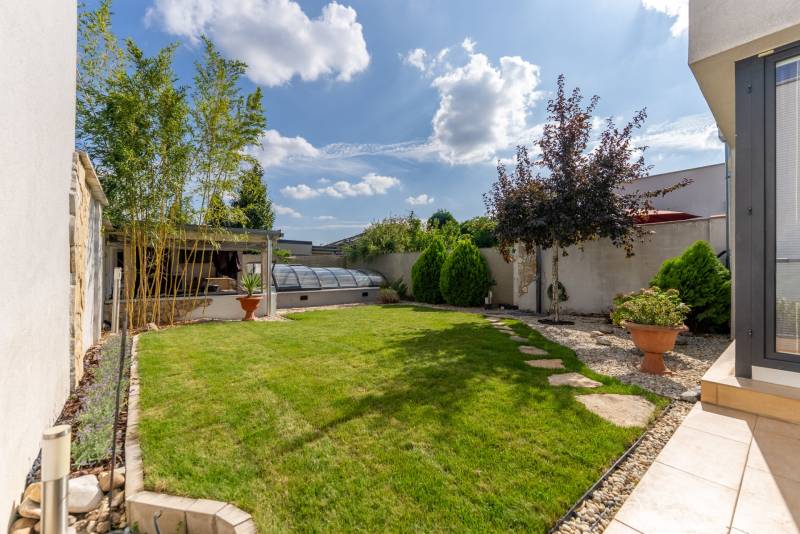 Moderný rodinný dom s bazénom v Trnave!!! - Záhrada rodinného domu v Trnave na Jazdeckej ulici s trávnikom a altánkom.