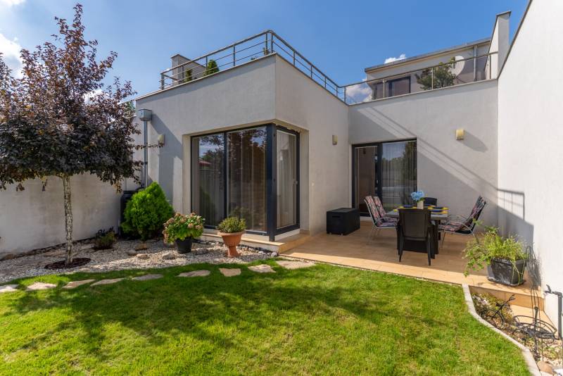 Moderný rodinný dom s bazénom v Trnave!!! - Záhrada rodinného domu na Jazdeckej ulici v Trnave s trávnikom a terasou.