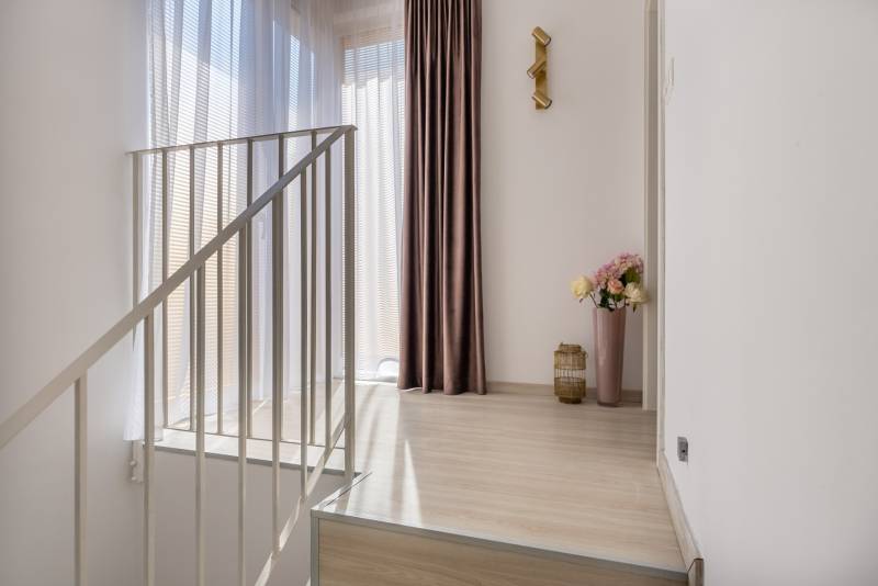 Moderný rodinný dom s bazénom v Trnave!!! - Interiér rodinného domu s podlahou s dreveným dekorom, záclonami a dekoratívnym osvetlením.