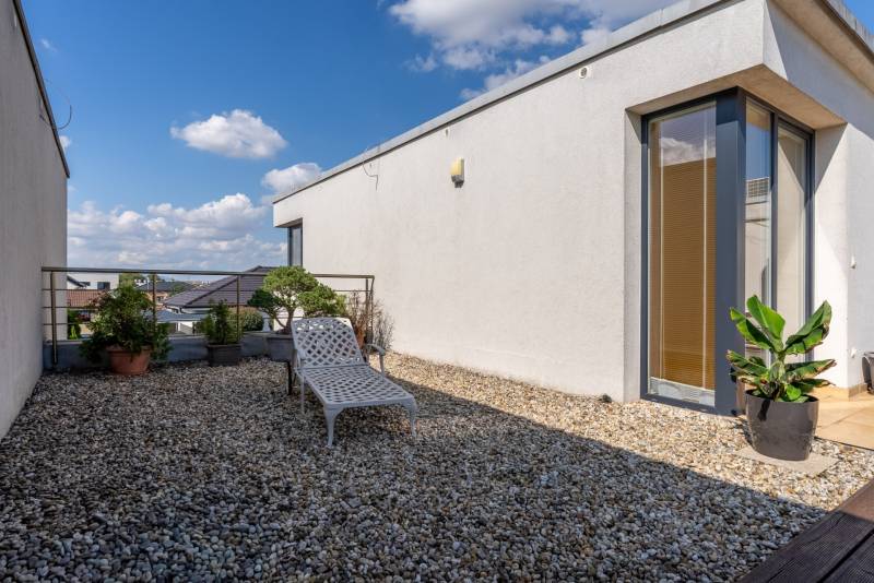 Moderný rodinný dom s bazénom v Trnave!!! - Terasa rodinného domu na Jazdeckej ulici v Trnave so zeleňou a ležadlom.