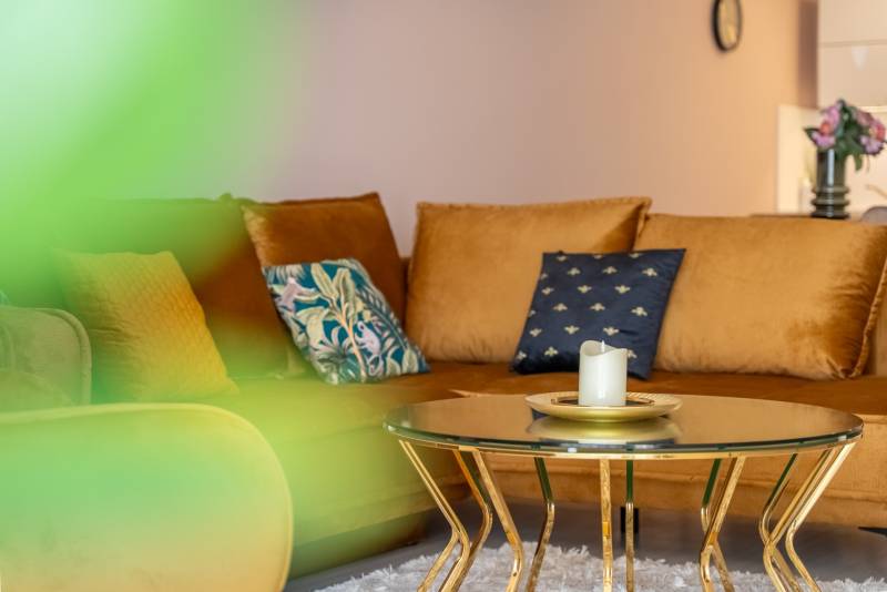 Moderný rodinný dom s bazénom v Trnave!!! - Rodinný dom s pohovkou, stolíkom so sviečkou a ozdobnými vankúšmi.