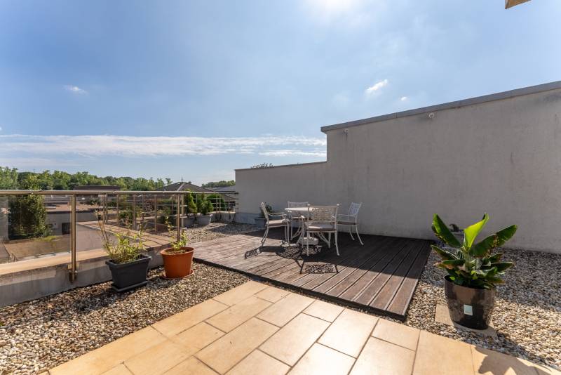 Moderný rodinný dom s bazénom v Trnave!!! - Terasa rodinného domu na Jazdeckej ulici v Trnave s pohodlným sedením a zeleňou.