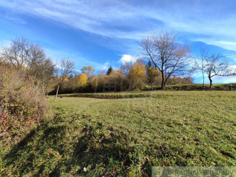 Dva pozemky nad obcou Hlboké nad Váhom, v lone nádhernej prírody, na p - Jesenná krajina v záhrade pri Hlbokom nad Váhom s čistou oblohou a stromami.