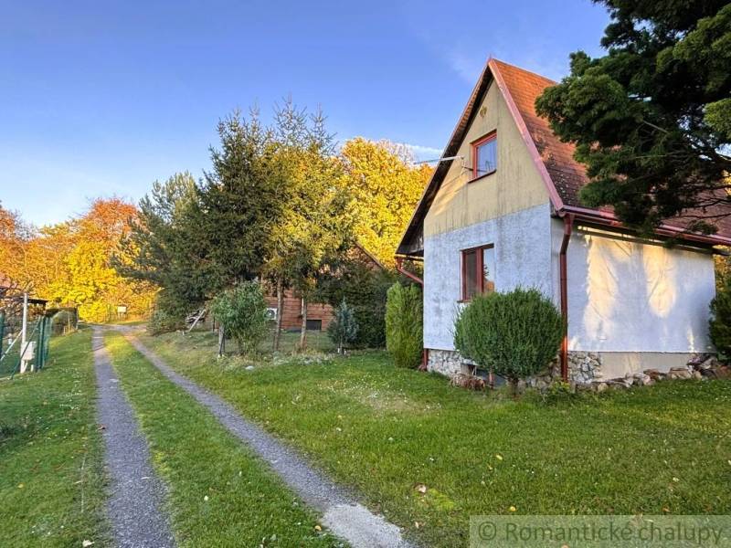 Záhrada s chatkou pod Malými Karpatami, Sološnica - Chatka v Sološnici pri ceste, obklopená stromami a trávnikom počas jesene.