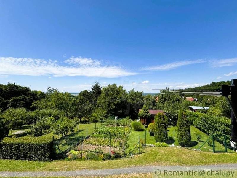 Záhrada s chatkou pod Malými Karpatami, Sološnica - Pohľad na záhrady a zeleň v okolí chaty v Sološnici.