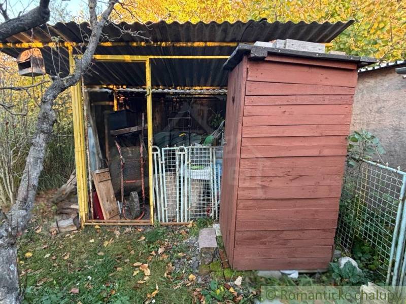 Záhrada s chatkou pod Malými Karpatami, Sološnica - Drevená kôlňa a sklad náradia pri chate v Sološnici.