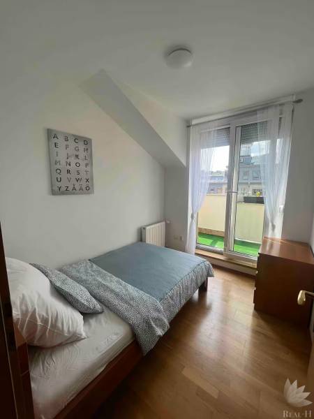Bývanie  v Starom meste ? Jedinečná príležitosť skvelého bytu - Svetlá izba s posteľou v 3-izbovom byte, nástenná dekorácia s abecedou.