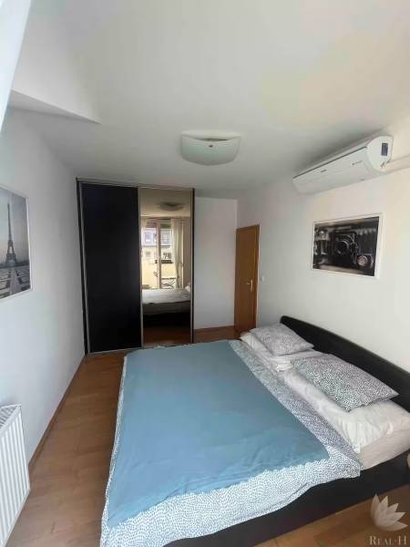 Bývanie  v Starom meste ? Jedinečná príležitosť skvelého bytu - Spálňa v 3-izbovom byte s posteľou, klimatizáciou a vstavanou skriňou.