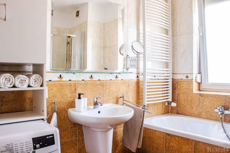 Bývanie  v Starom meste ? Jedinečná príležitosť skvelého bytu - Kúpeľňa v 3-izbovom byte s umývadlom, vaňou, práčkou a sušiakom na uteráky.