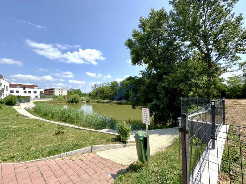 KOLAUDUJEME! Predaj 3-izb. bytu , Nová Tehelňa, Senec (A1102) - Jazero obklopené zeleňou a modernými budovami na Vtáčej ulici, Senec.