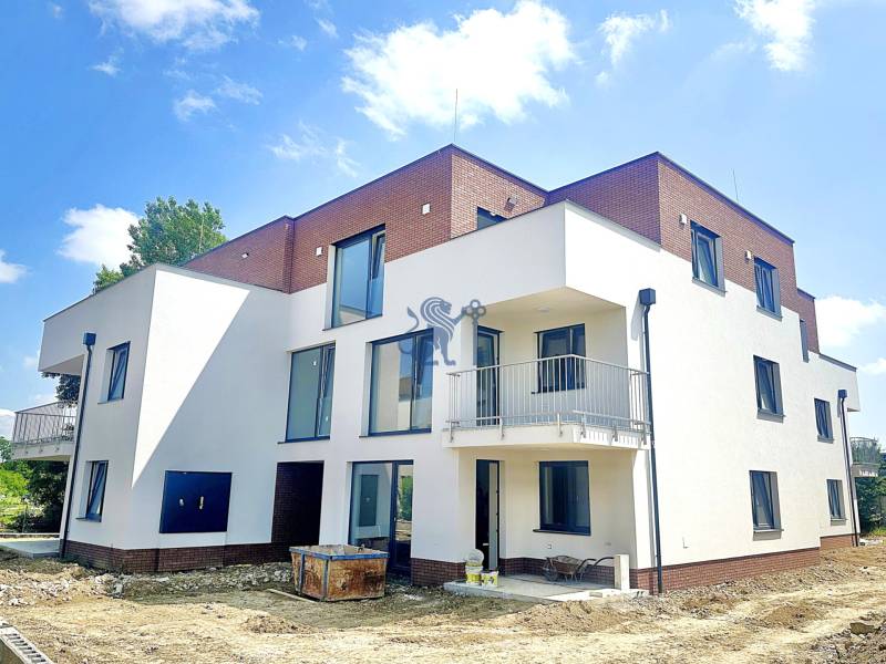 KOLAUDUJEME! Predaj 3-izb. bytu , Nová Tehelňa, Senec (A1102) - Novostavba bytového domu na Vtáčej ulici v Senci s tromi poschodiami, jasná obloha.