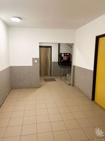 Real - H,s.r.o. ponúka na predaj 2 izbový byt Hraničná ulica BA II  - Vstupná hala s dlažbou a schodmi v obytnom dome.