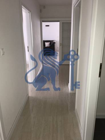 3 izbový byt, 50 m2 terasa, 2PS, Gajarská ulica, Záhorská Bystrica - Chodba v 3-izbovom byte s podlahou s dreveným dekorom.