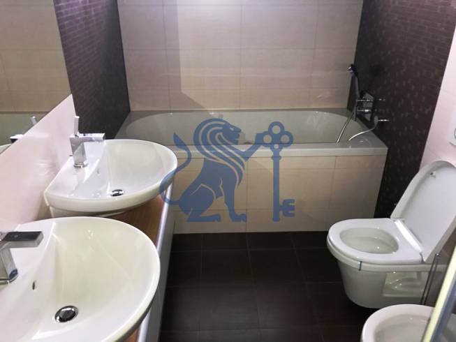 3 izbový byt, 50 m2 terasa, 2PS, Gajarská ulica, Záhorská Bystrica - Elegantná kúpeľňa s vaňou, dvojitým umývadlom a toaletou v 3-izbovom byte.