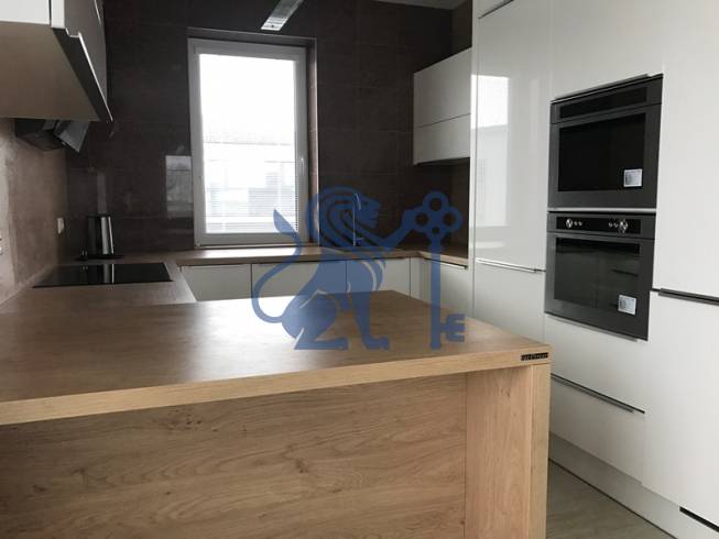 3 izbový byt, 50 m2 terasa, 2PS, Gajarská ulica, Záhorská Bystrica - Kuchyňa v 3-izbovom byte s drezom, rúrou a podlahou s dreveným dekorom.