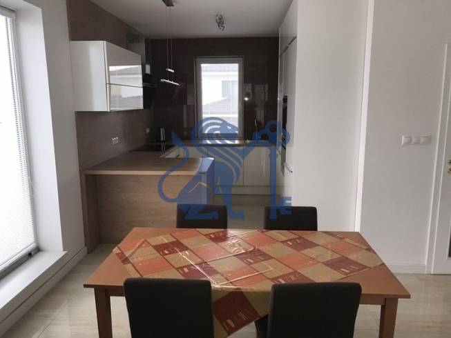 3 izbový byt, 50 m2 terasa, 2PS, Gajarská ulica, Záhorská Bystrica - Jedálenský kút v 3-izbovom byte so stolom a štyrmi stoličkami, podlaha s dreveným dekorom.