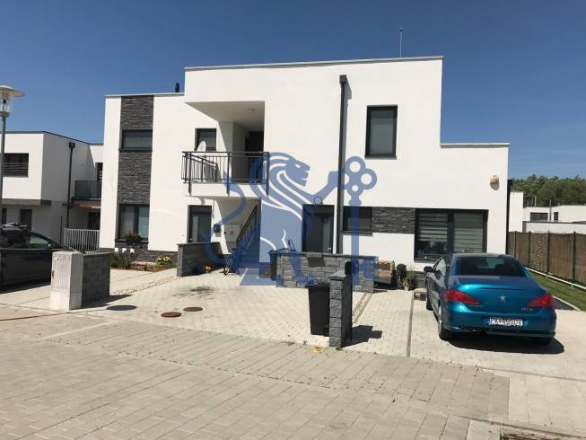 3 izbový byt, 50 m2 terasa, 2PS, Gajarská ulica, Záhorská Bystrica - Rodinný dom na Gajarskej ulici v Bratislave - Záhorskej Bystrici s parkovacím miestom vpredu.