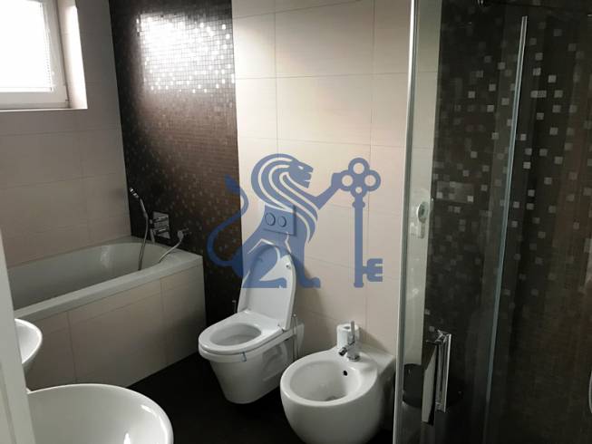 3 izbový byt, 50 m2 terasa, 2PS, Gajarská ulica, Záhorská Bystrica - Kúpeľňa v 3-izbovom byte s rohovou vaňou a sprchovacím kútom.